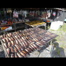 Getrockneter Fisch vor einem Geschäft neben der Straße